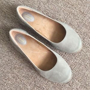 Clarks taupe suede flats